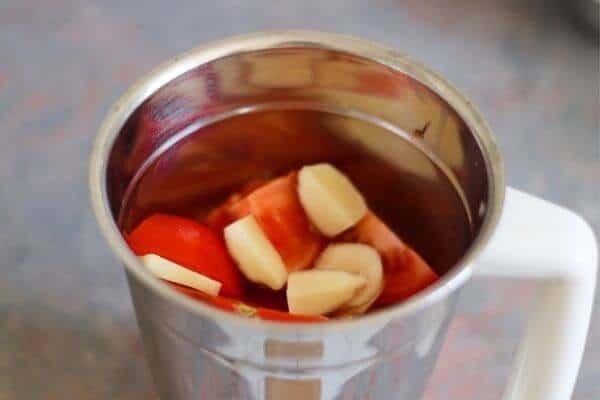 Tomato and ginger in a blender jar